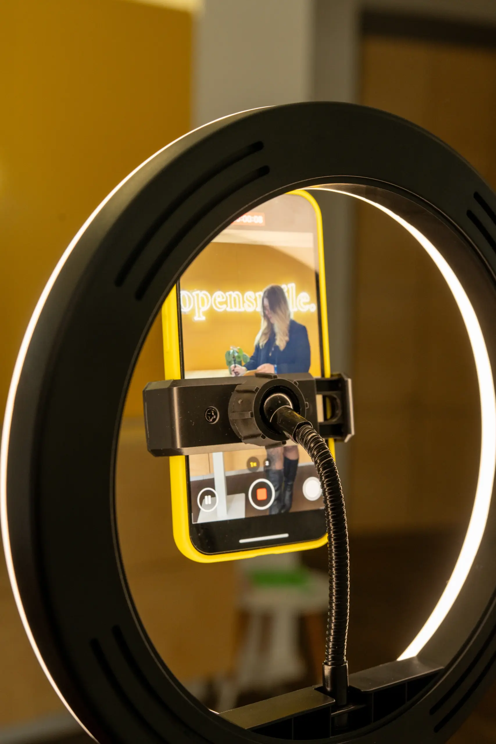 Ringlicht mit Handy in der Halterung auf dem eine Person zu sehen ist