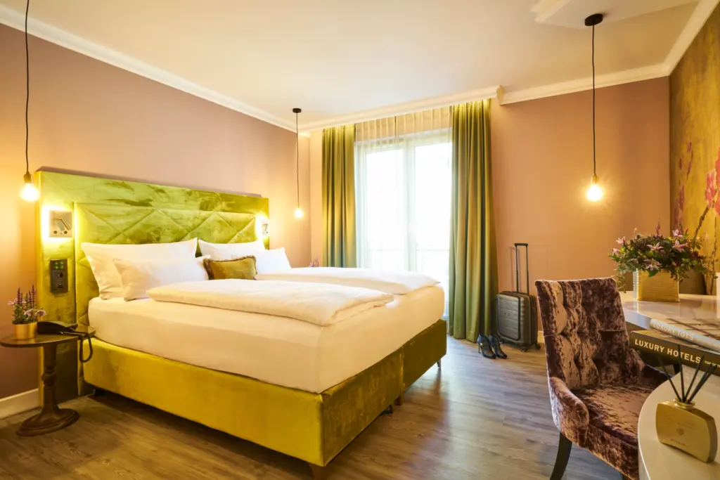 Classic Hotel Harmonie: Modernes Hotelzimmer mit komfortablem Doppelbett, Holzboden und Tageslicht