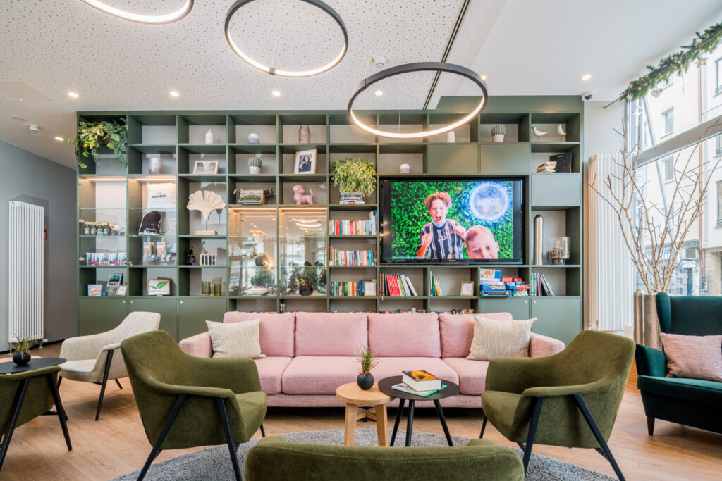 Koos Hotel: Moderne Hotellobby mit gemütlichen Sitzmöbeln und stilvoller Beleuchtung