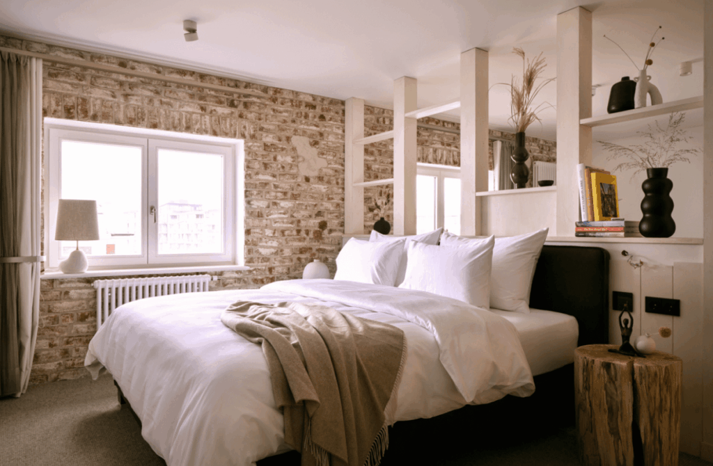 Moderne slaapkamer met stenen muur