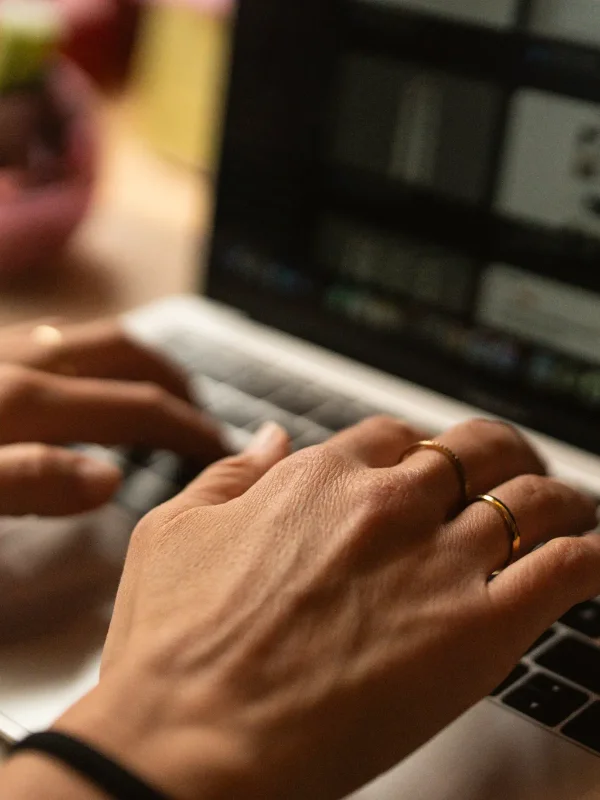 Nahaufnahme Hände beim tippen auf einem Laptop