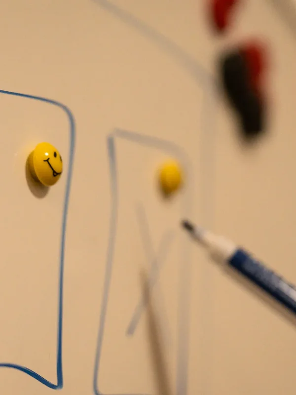 Whiteboard mit blauem Marker