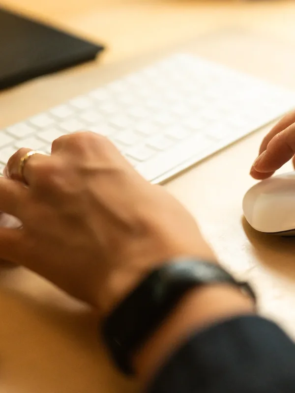 Nahaufnahme Hände bei der Benutzung von Maus und Tastatur