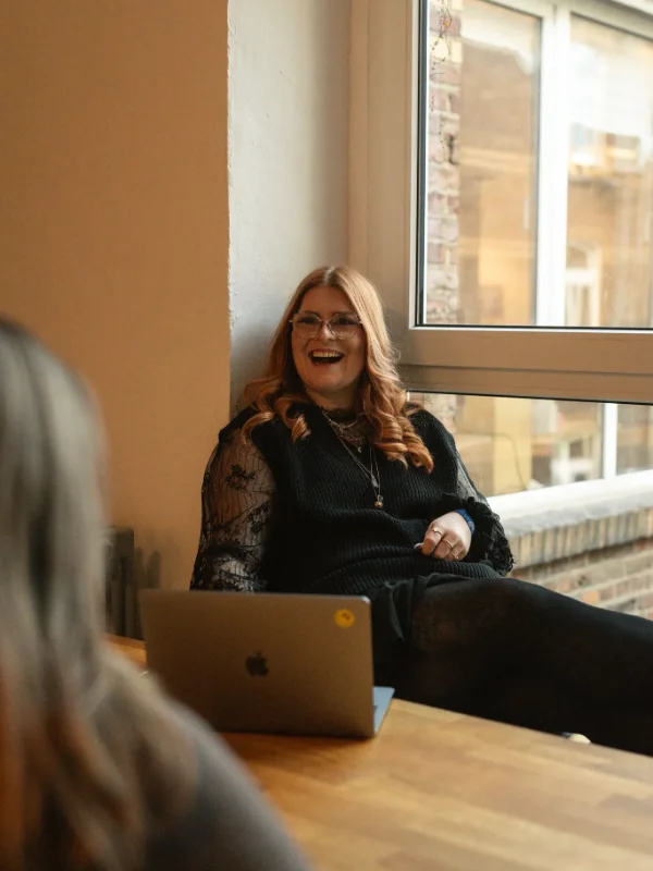 MItarbeiterin von opensmjle lächelt in die Kamera