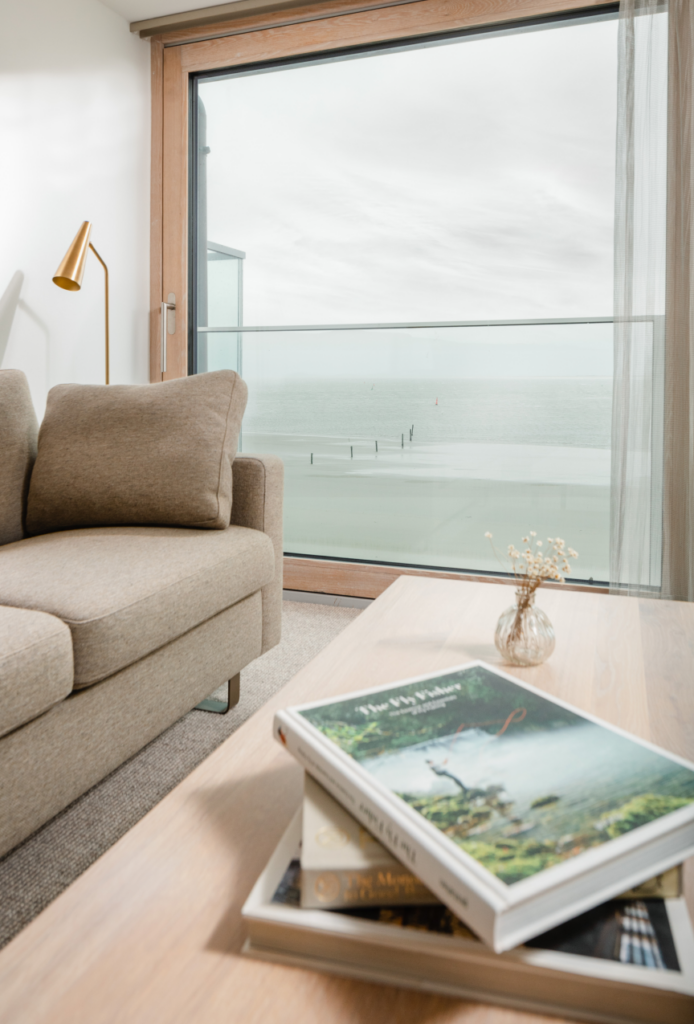 Moderne woonkamer met uitzicht op zee